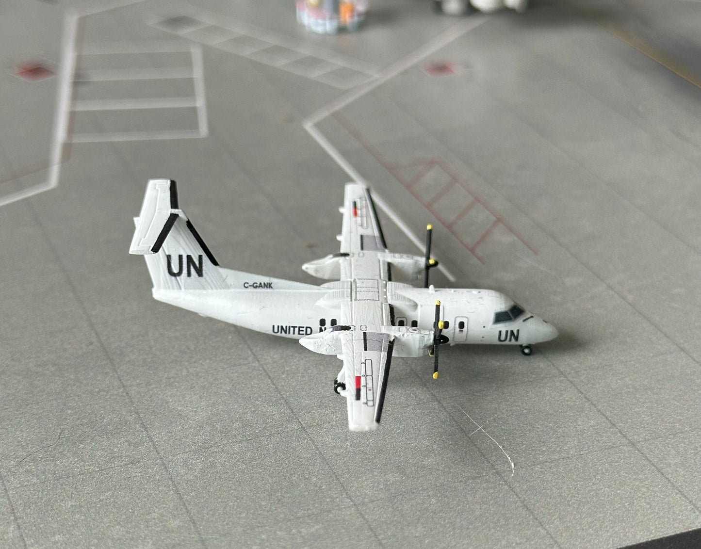 1:400 United Nations Dash 8 Q100 3D Design Deck