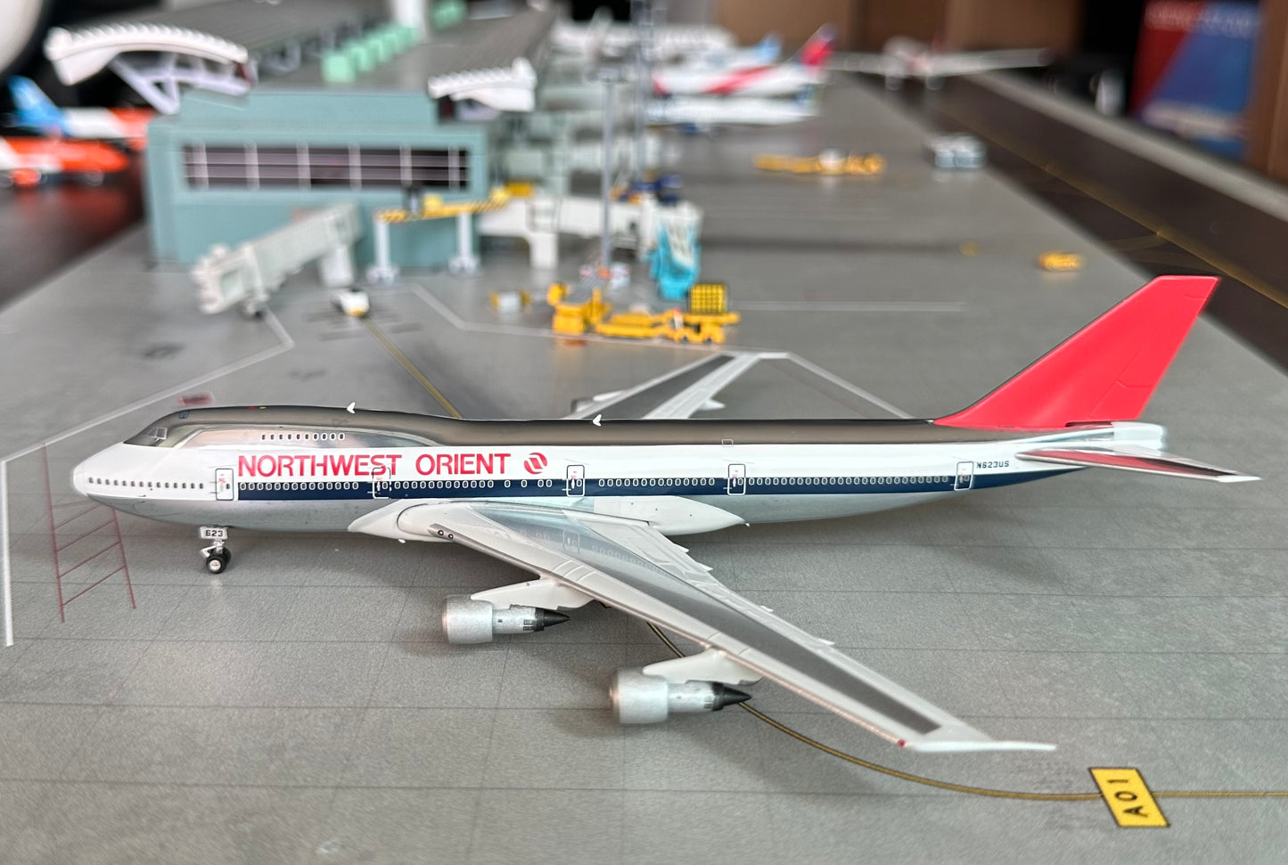 1:400 Northwest Orient B747-200 Phoenix Models