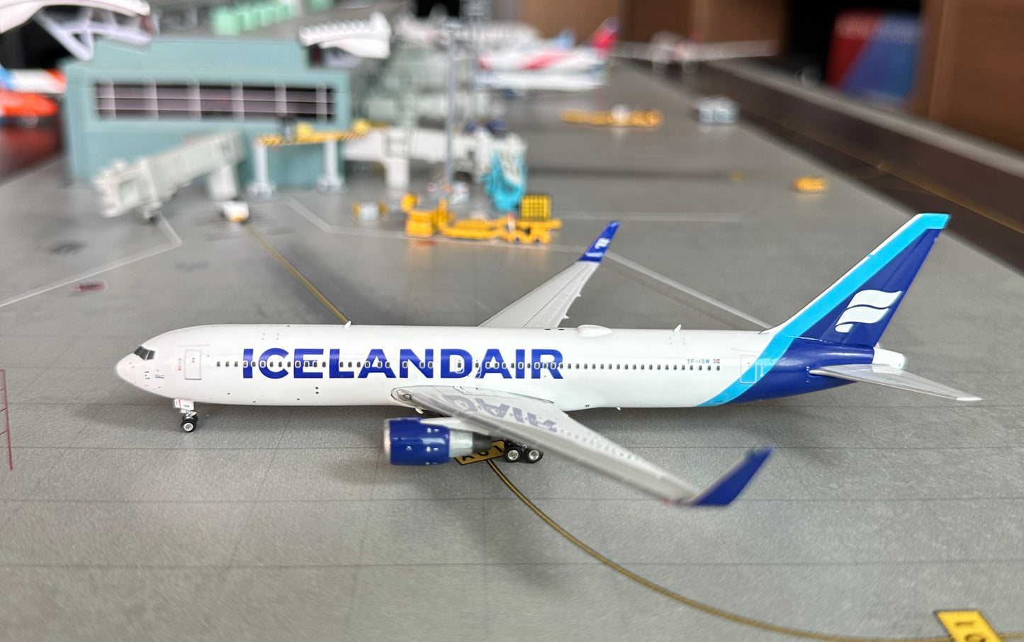 1:400 Icelandair B767-300ER Phoenix Models