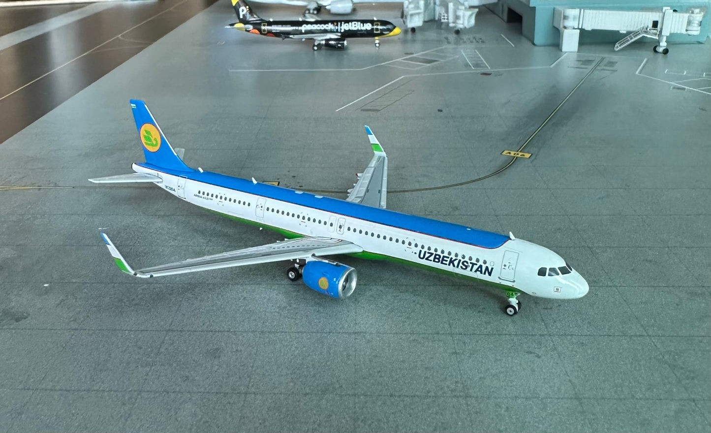 1:400 Uzbekistan Airlines A321neo Phoenix Models