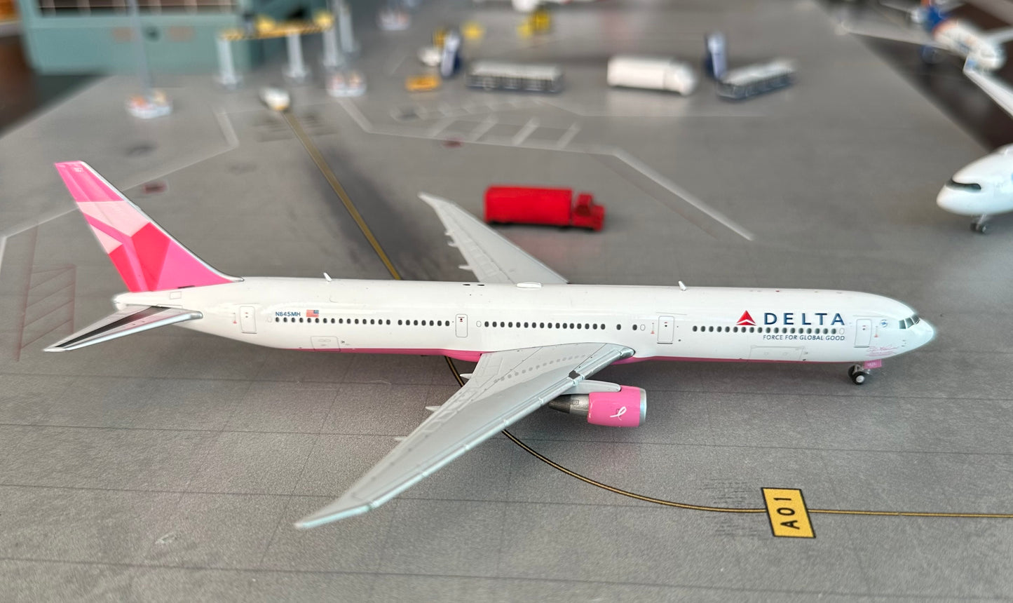 1:400 Delta Air Lines B767-400ER "Evelyn H. Lauder" pink plane Gemini Jets