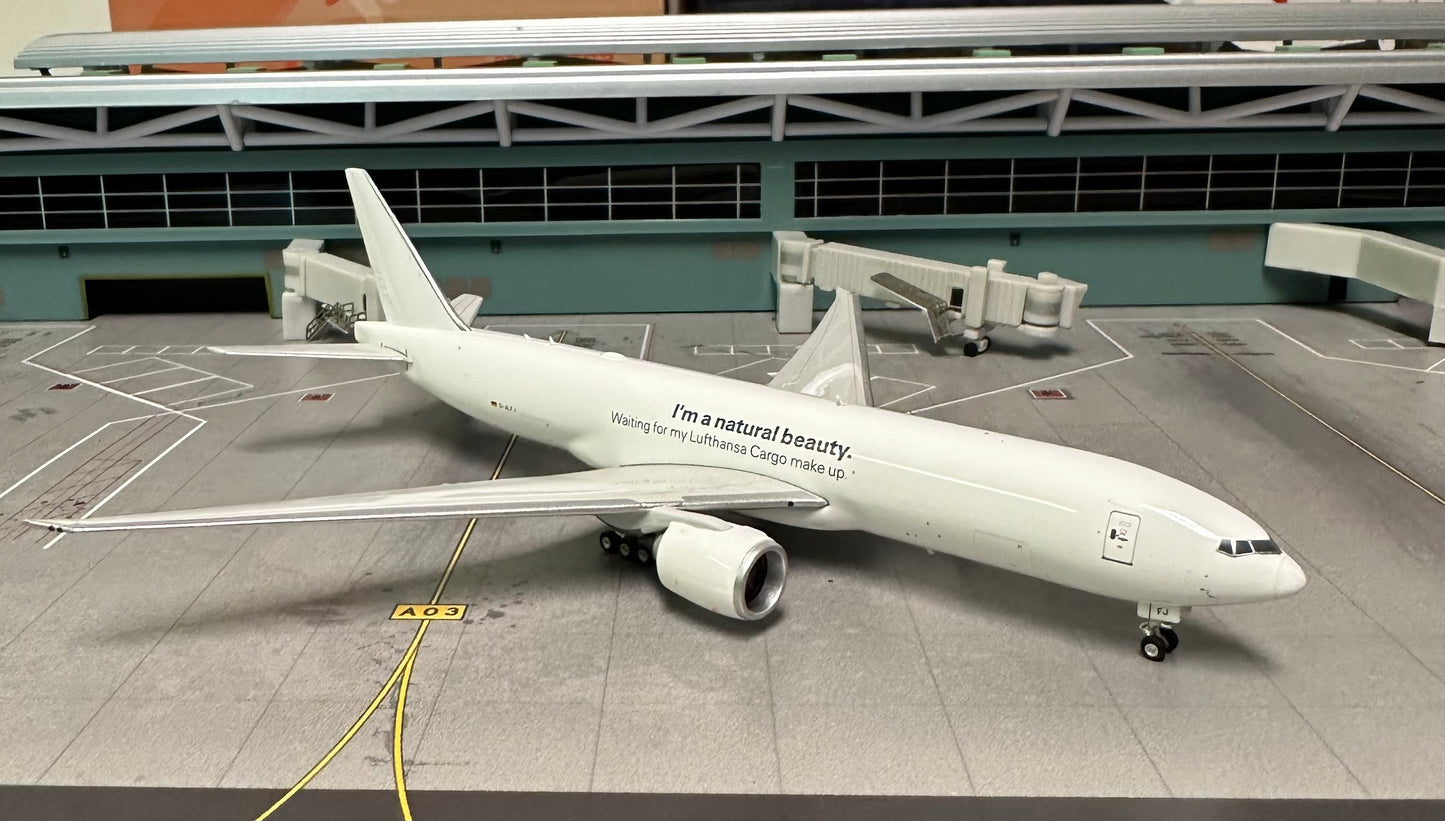 1:400 Lufthansa Cargo B777-200F "I'm a Natural Beauty" Phoenix Models