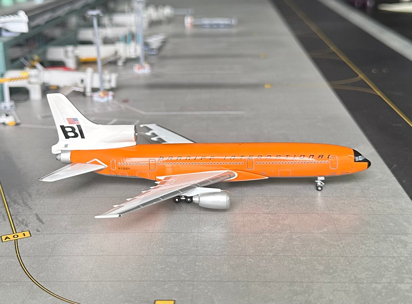 1:400 Braniff International Lockheed L-1011 Tristar Orange* Jet X