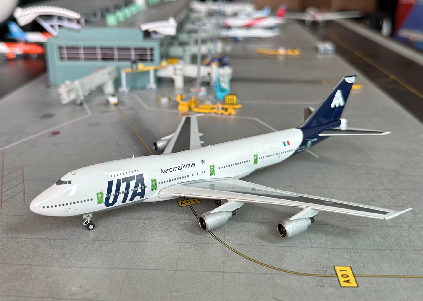 1:400 UTA B747-200 Phoenix Models