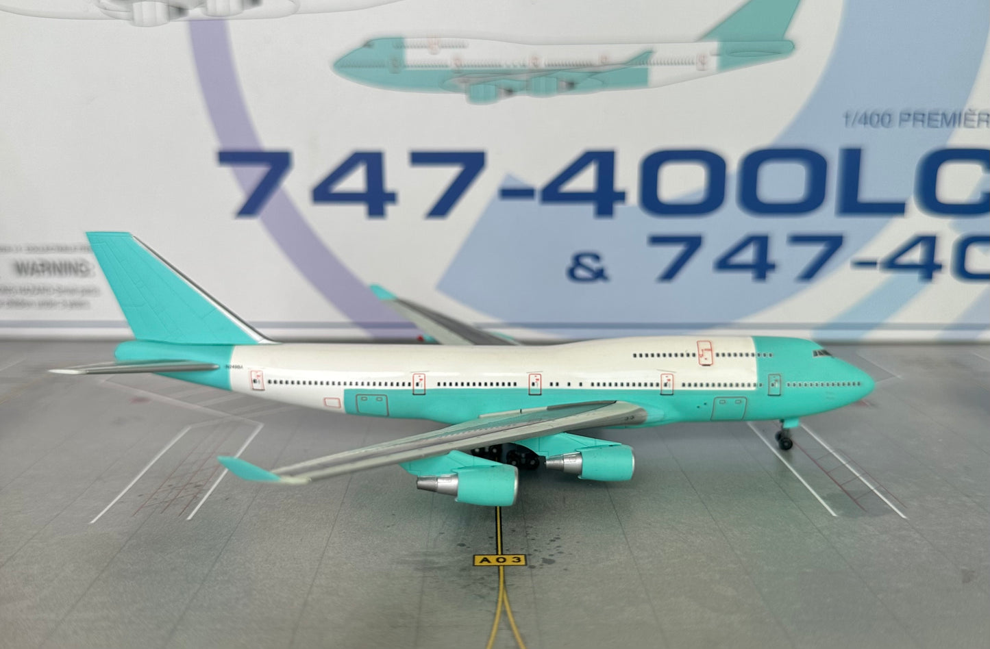 1:400 Boeing Cororation B747-400LCF & B747-400 Twin Pack Dragon Wings