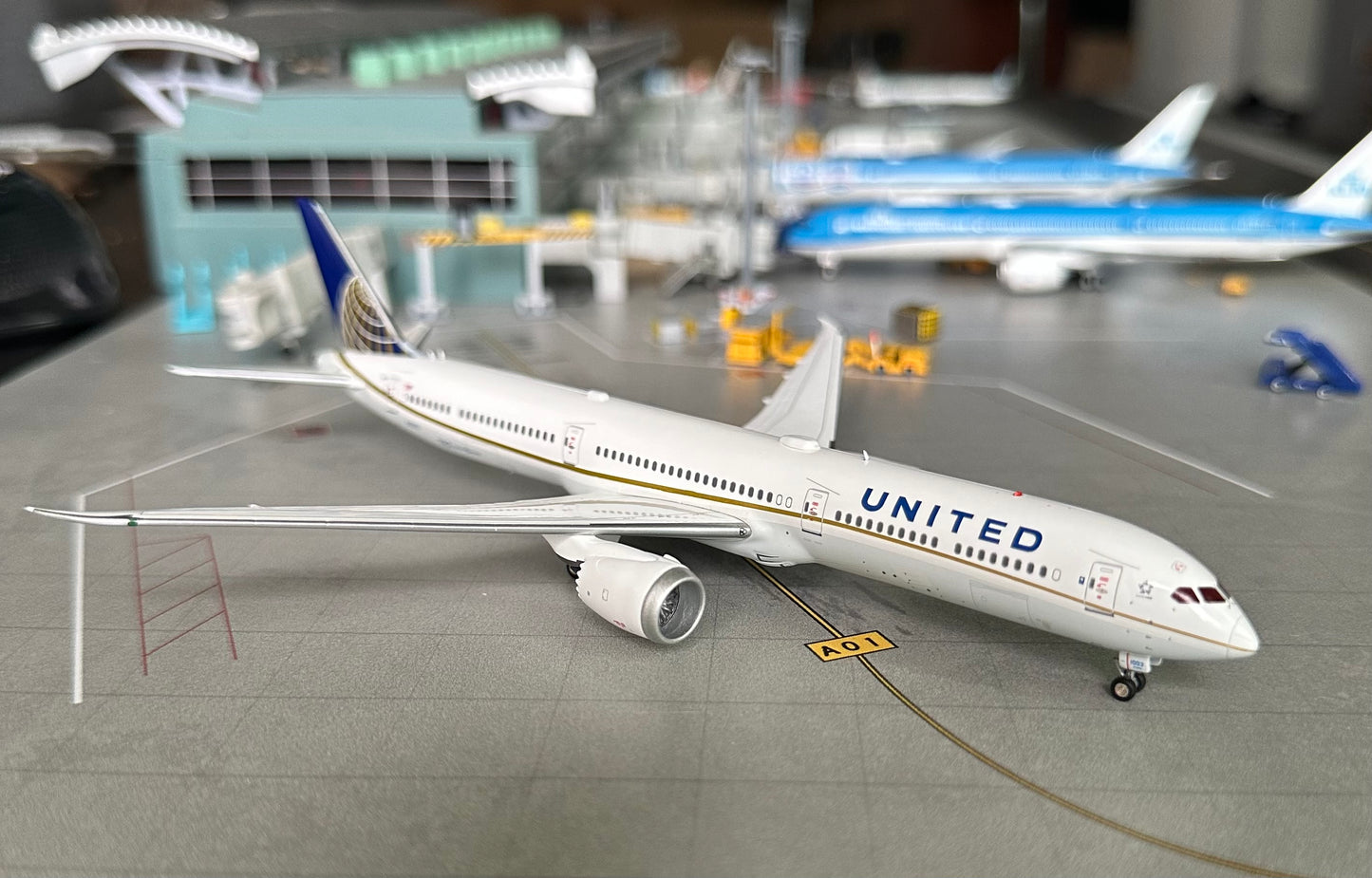 1:400 United Airlines B787-10 Dreamliner New magnetic detachable landing gear Aviation 400