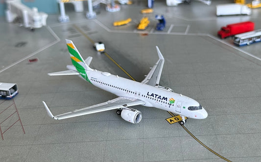 1:400 LATAM A320neo Phoenix Models