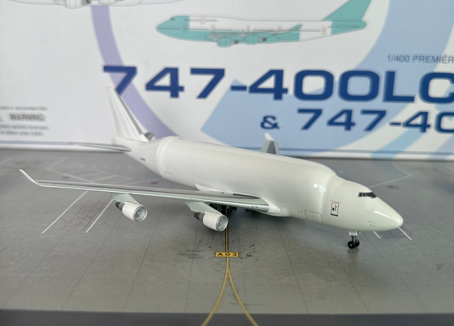 1:400 Boeing Cororation B747-400LCF & B747-400 Twin Pack Dragon Wings