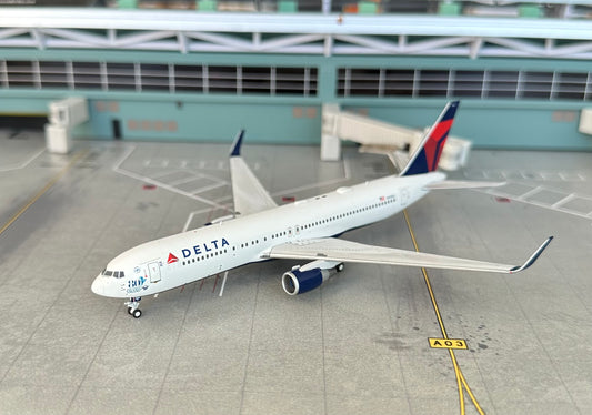 1:400 Delta Air Lines B767-300ER N171DZ "80th Anniversary if D-Day and The Battle of Normandy Pandamodel