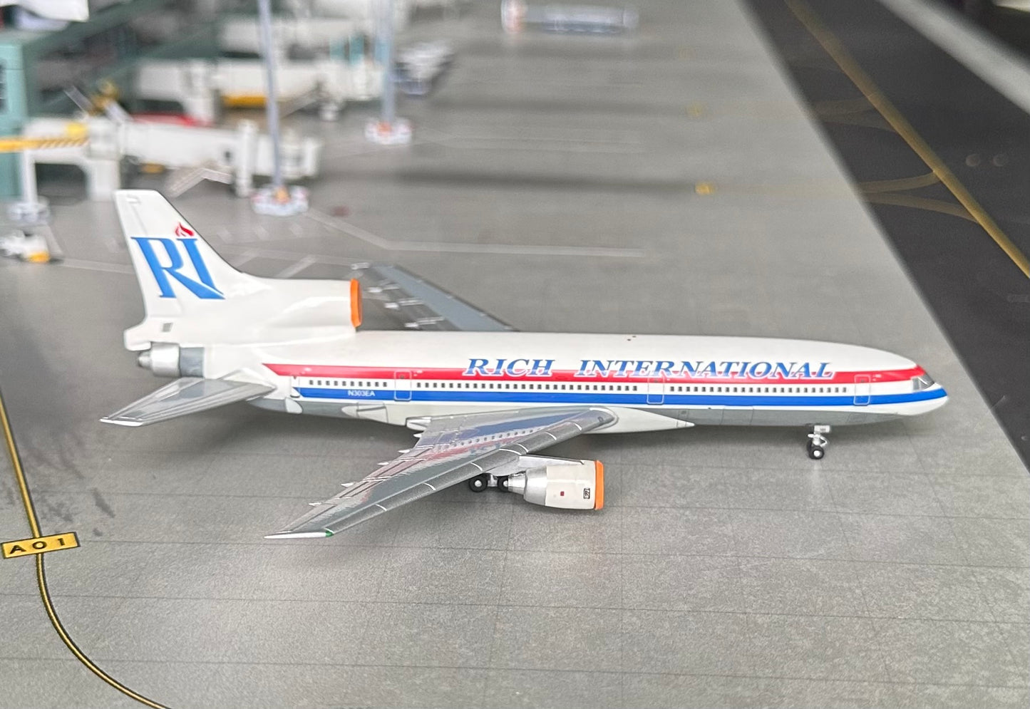 1:400 Rich International Lockheed L-1011 Tristar BlueBox