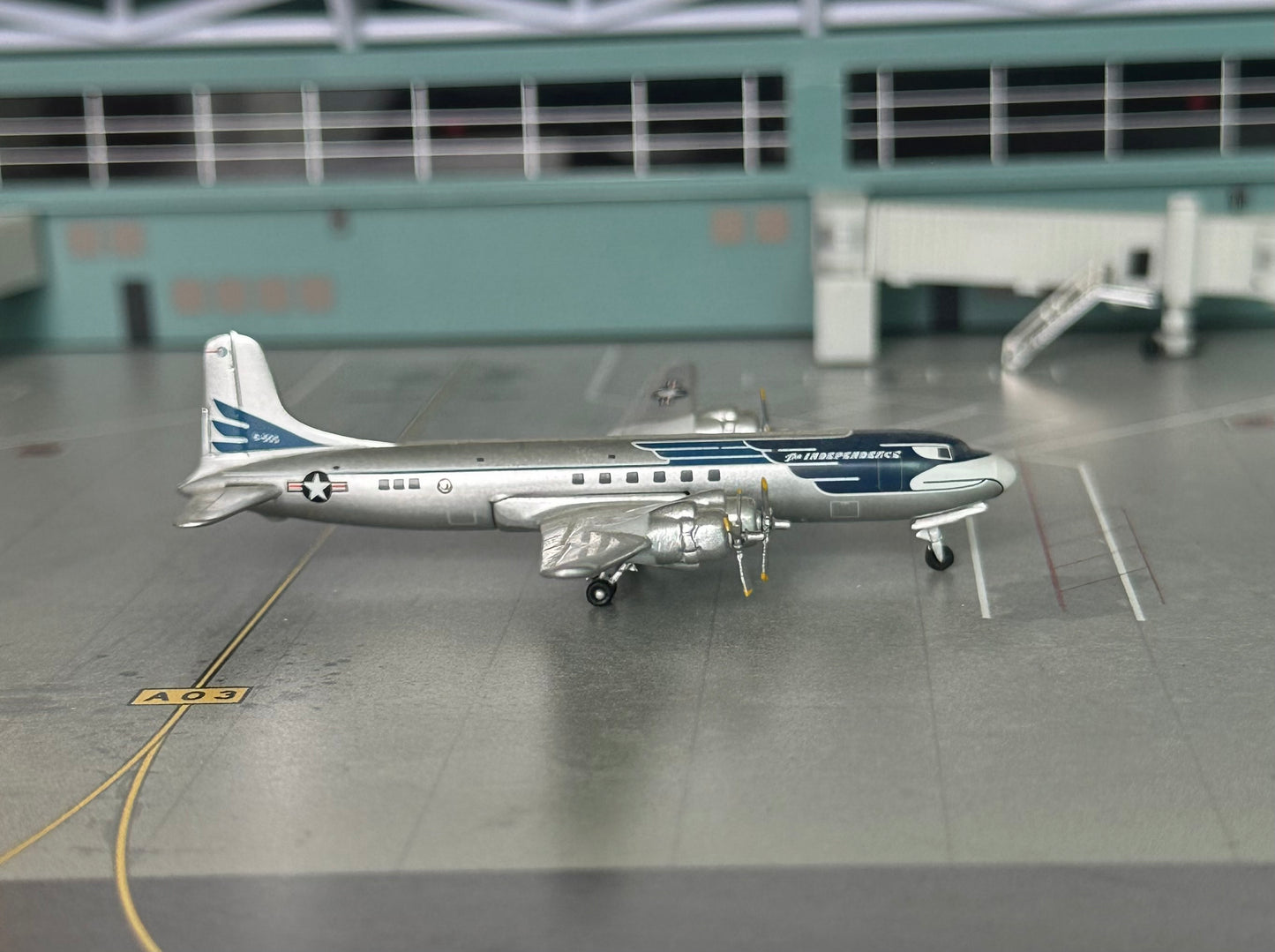 1:400 United States Air Force DC-6 “The Independence” 6-505 Aeroclassics