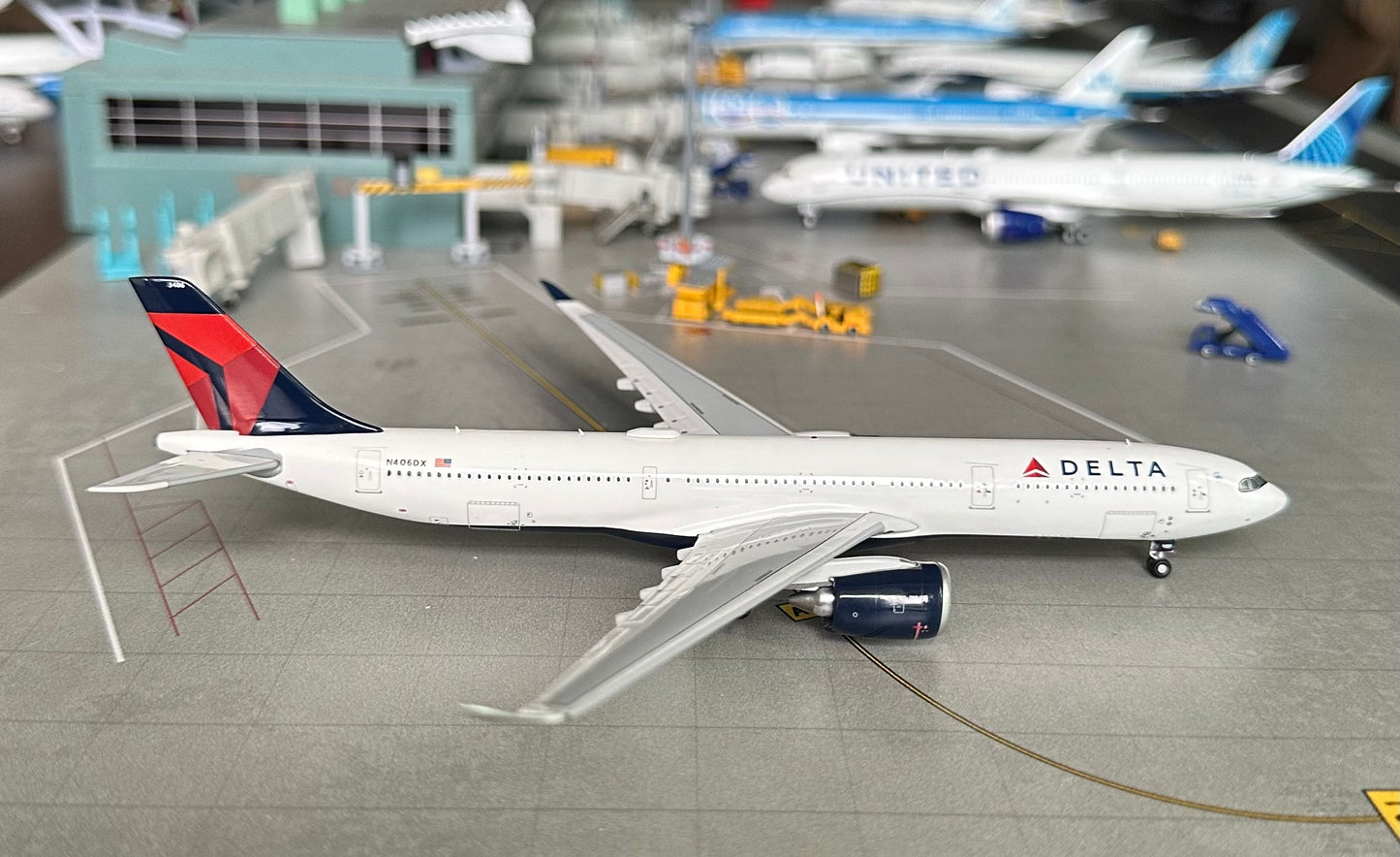 1:400 Delta Air Lines A330-900 New magnetic detachable landing gear Aviation 400