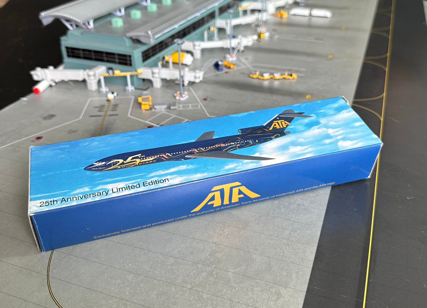 1:200 ATA- American Trans Air B727-200 Vintage Plastic Snap-fit Model