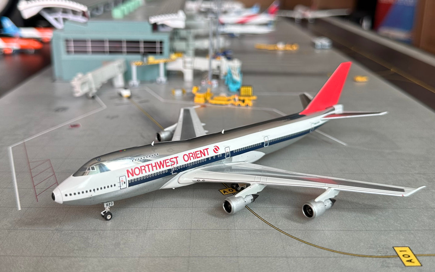 1:400 Northwest Orient B747-200 Phoenix Models