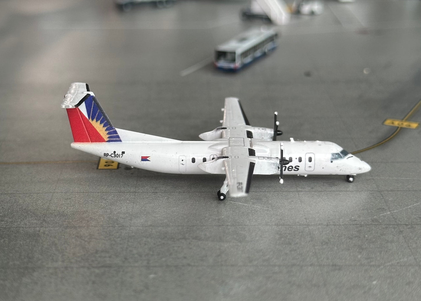 1:400 Philippines Express Dash 8 Q300 3D Design Deck