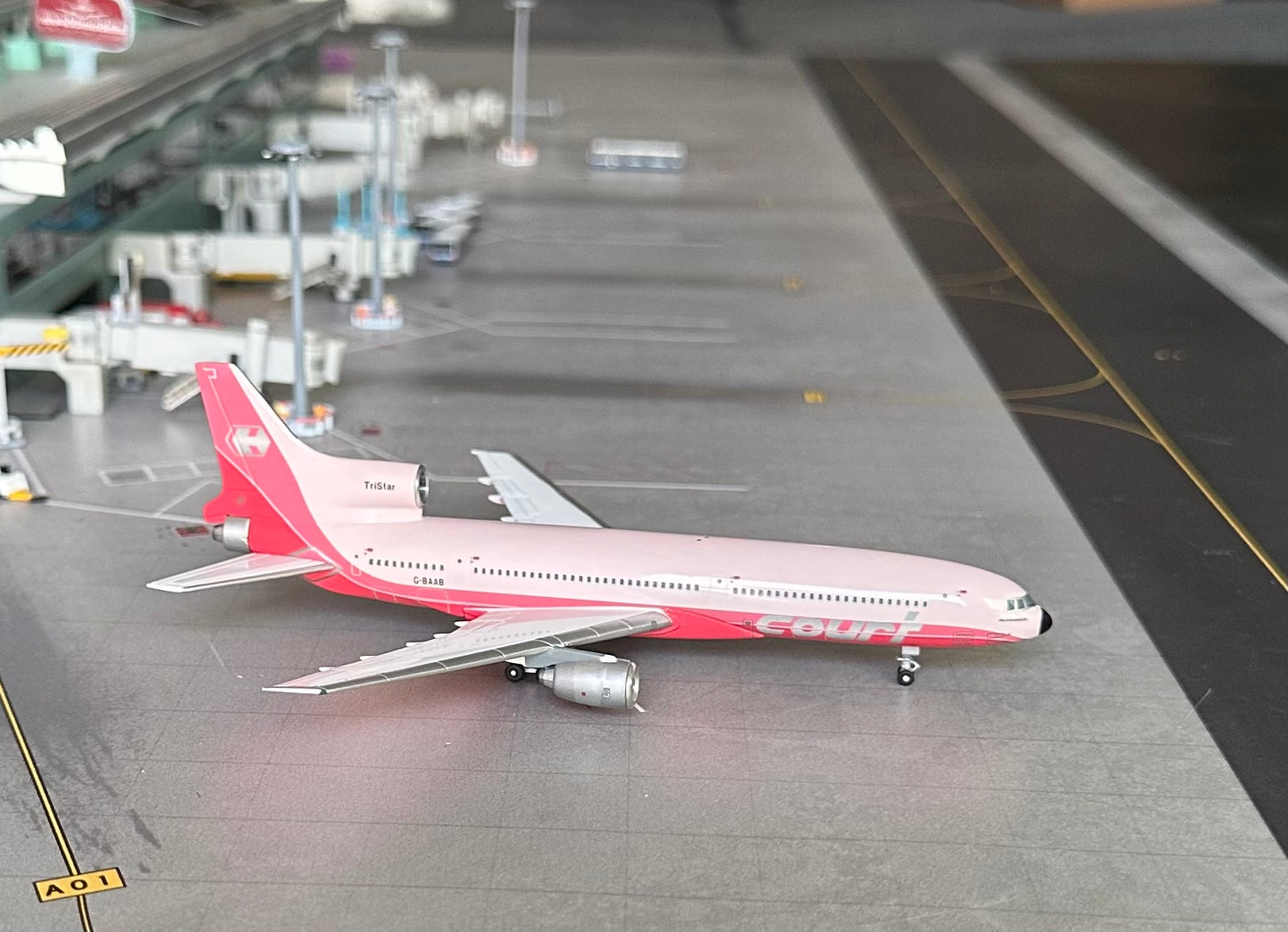 1:400 Courtline Lockheed L-1011 Tristar Pink Jet X