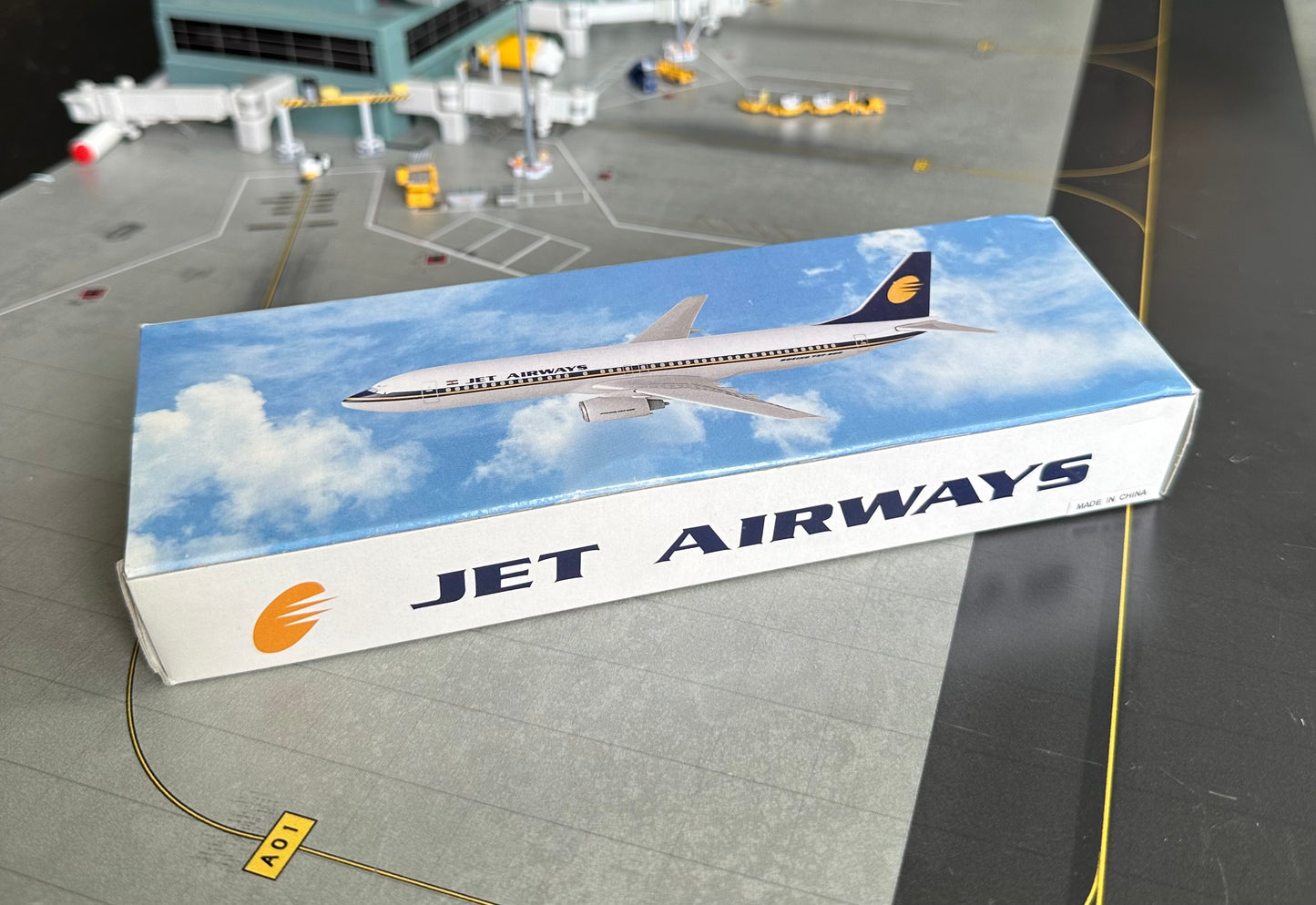 1:200 Jet Airways B737-800 Vintage Plastic Snap-fit Model