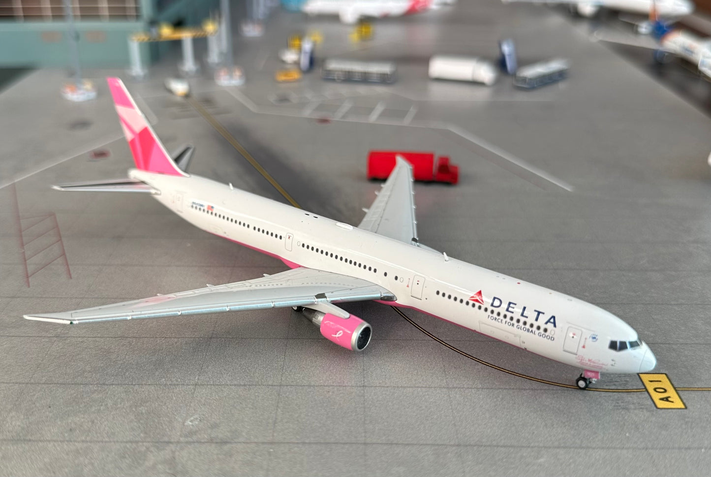 1:400 Delta Air Lines B767-400ER "Evelyn H. Lauder" pink plane Gemini Jets