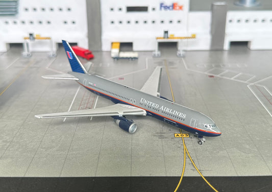 1:400 United Airlines B767-300 “Battleship Grey” Gemini Jets