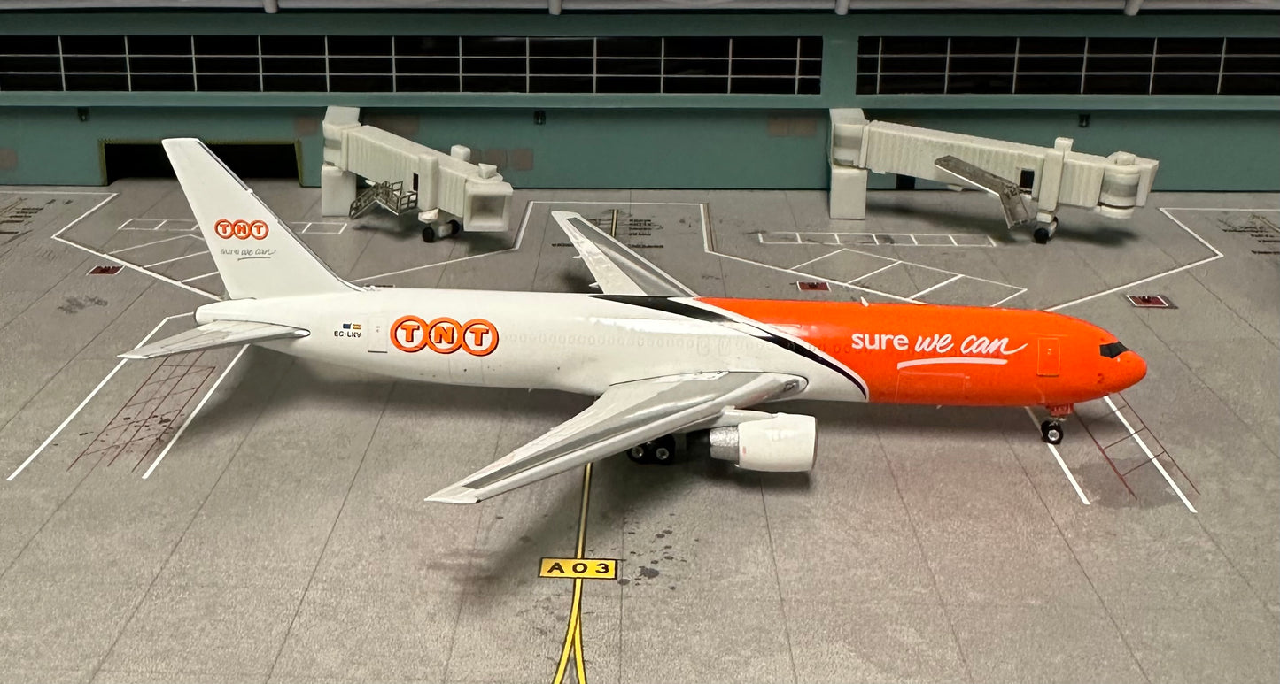 1:400 TNT B757-300ER BDSF Phoenix Models