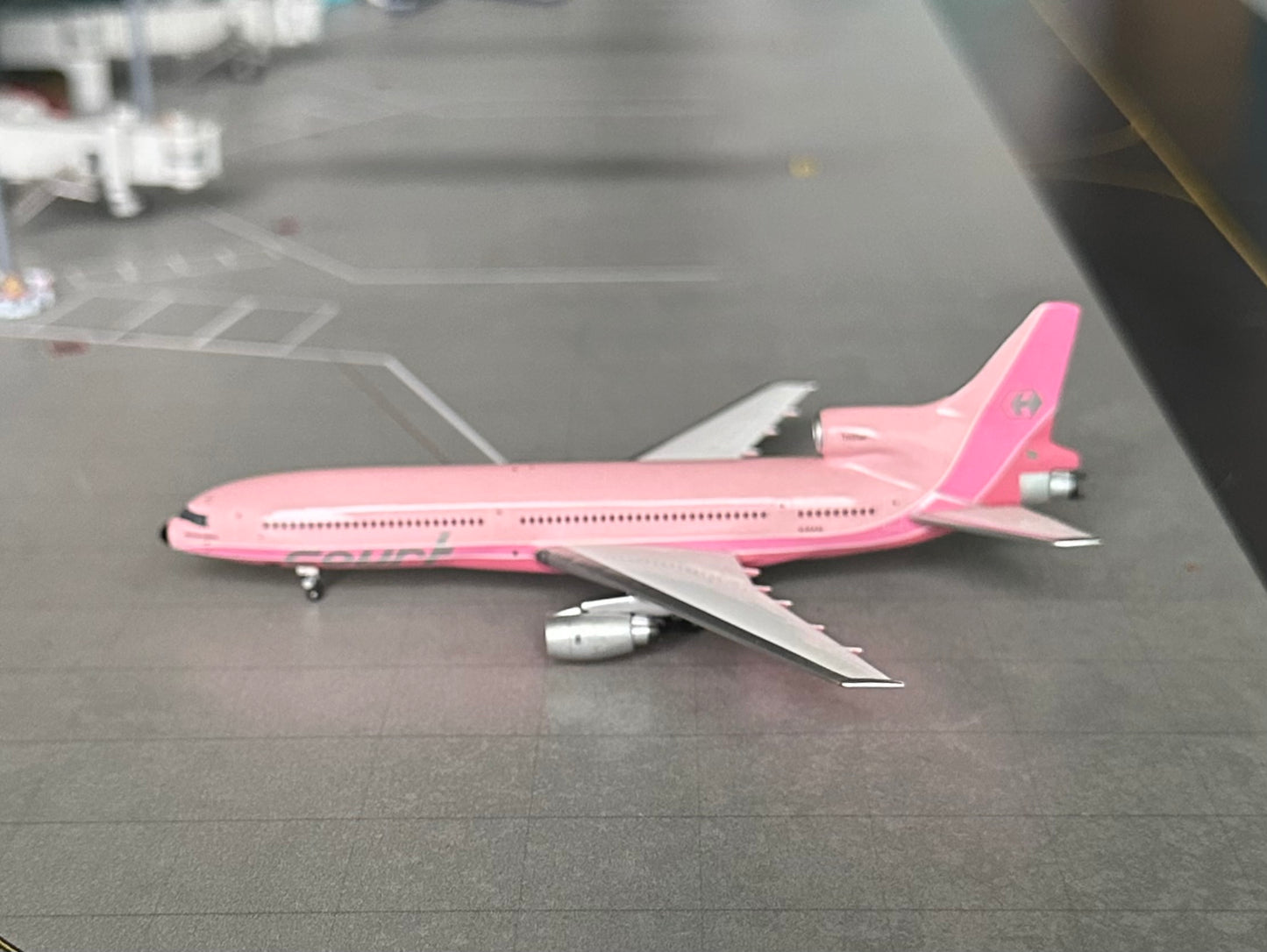 1:500 Courtline Lockheed L-1011 Tristar Pink* Inflight500