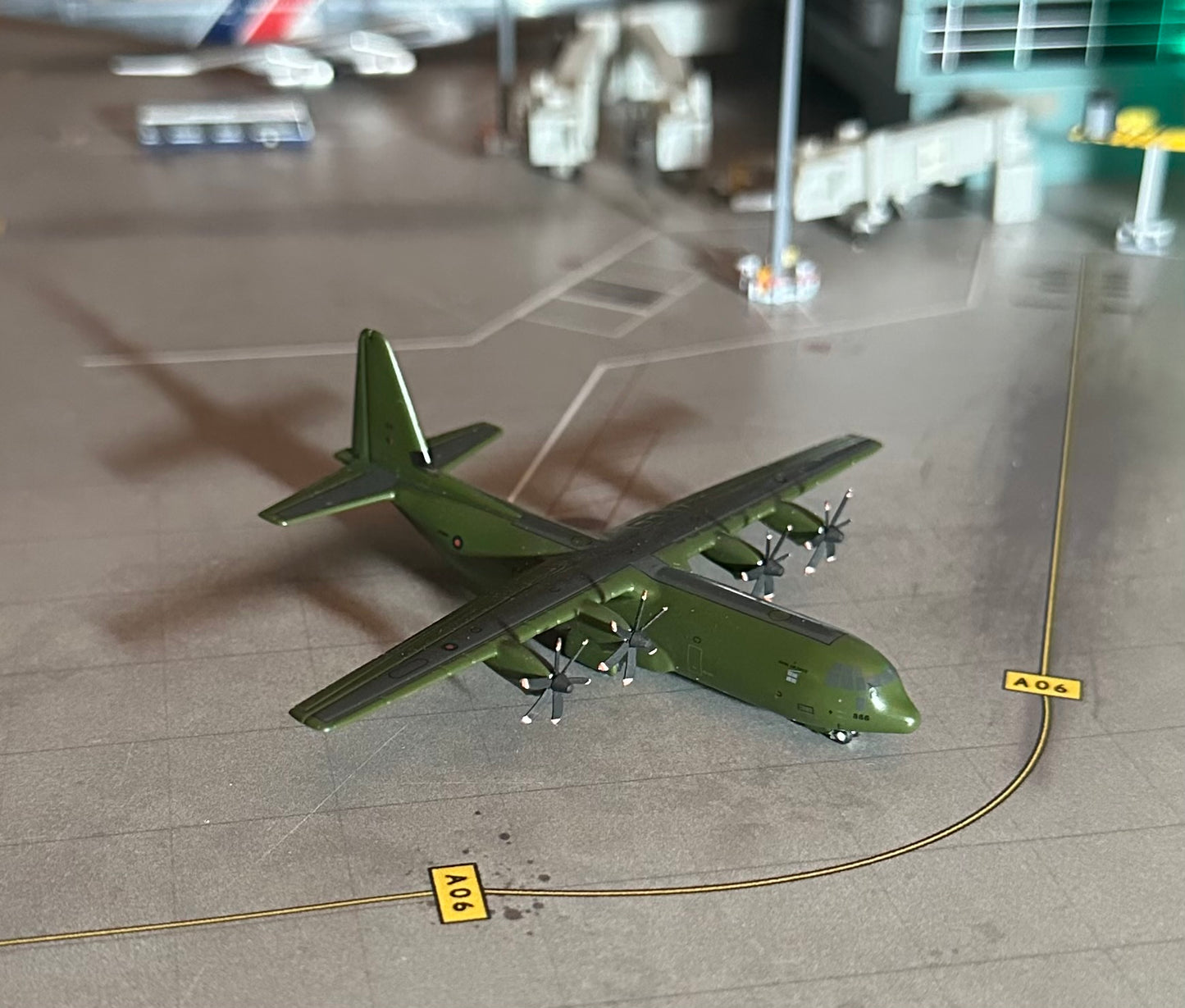 1:400 RAF Lyneham Lockheed C-130J-30 Hercules Gemini Macs