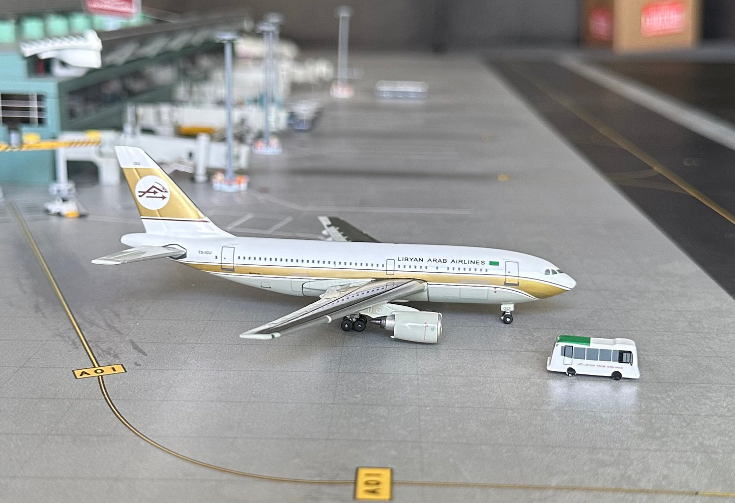 1:400 Libyan Arab Airlines with metal stand and GSE bus* A310-200 Jet X