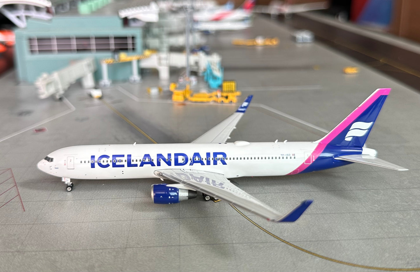 1:400 Icelandair B767-300ER Phoenix Models