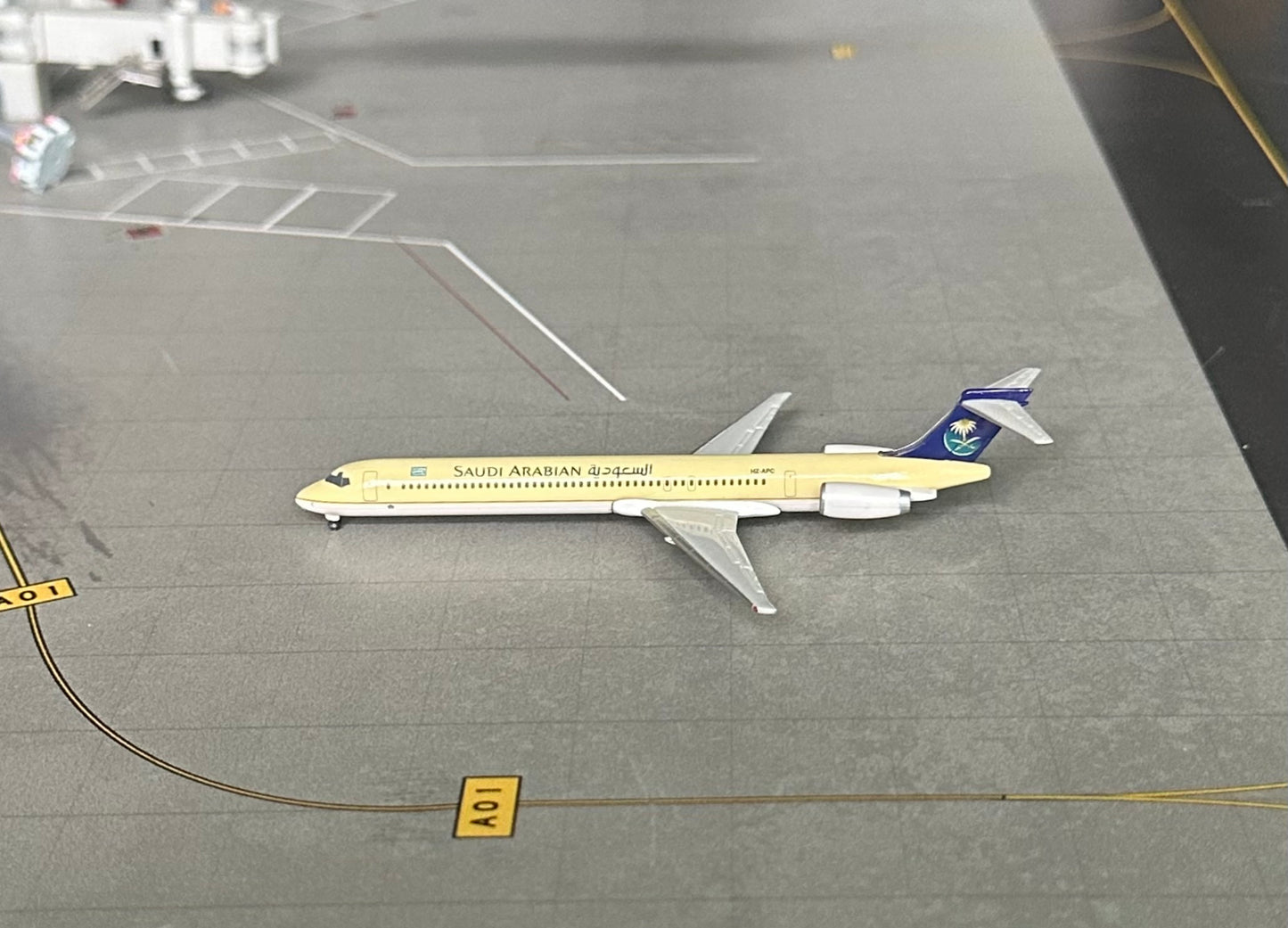 1:500 Saudi Arabian Airlines MD-90 Herpa Wings