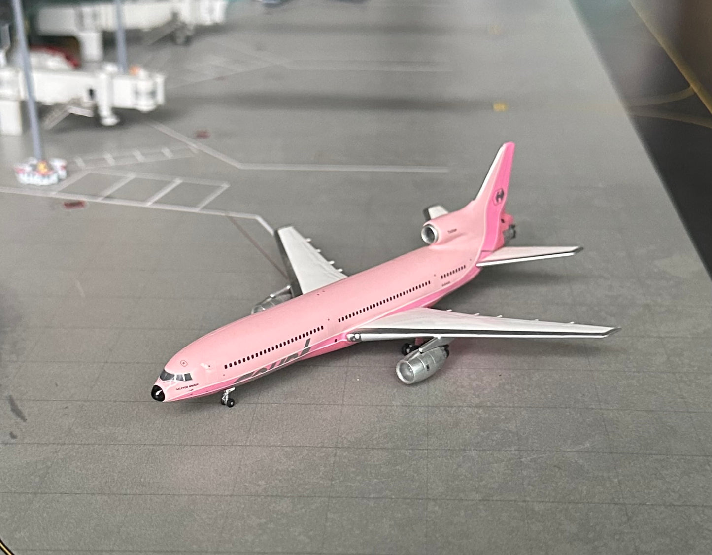 1:500 Courtline Lockheed L-1011 Tristar Pink* Inflight500