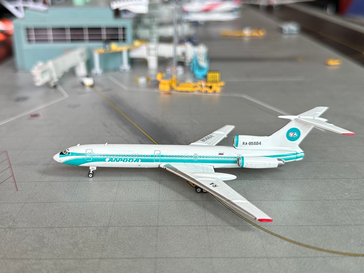 1:400 Alrosa TU-154M Phoenix Models