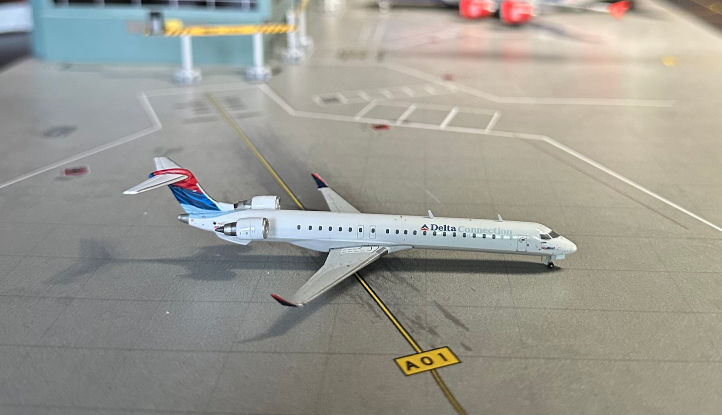 1:400 Delta Connection CRJ900ER Gemini Jets