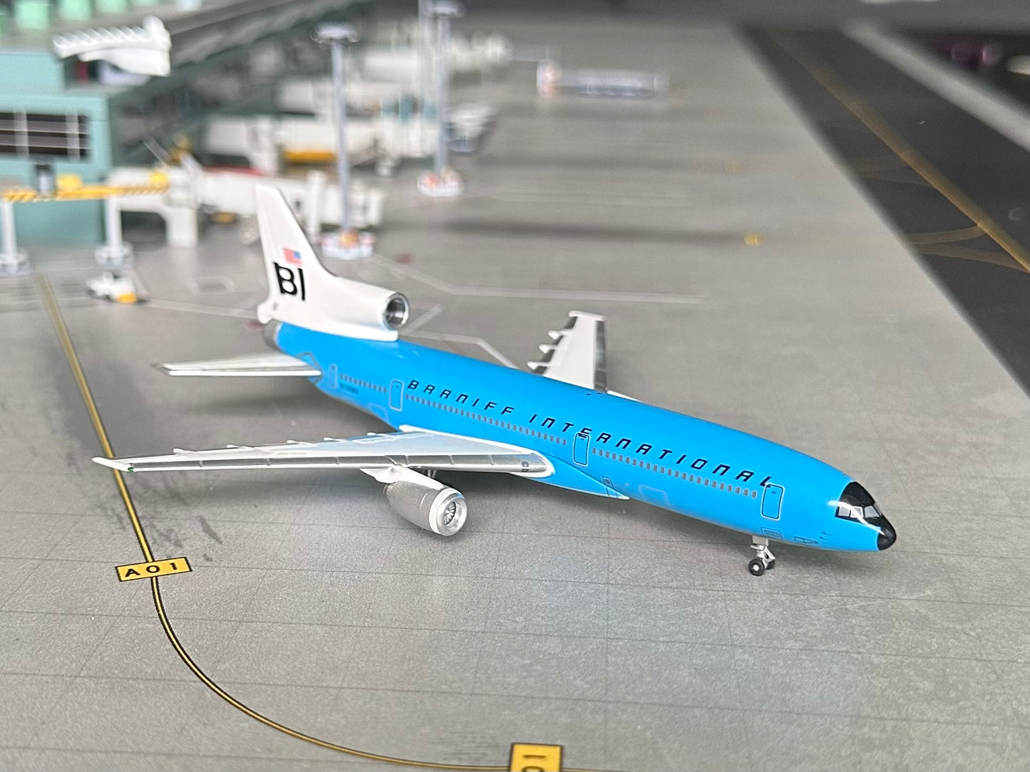 1:400 Braniff International Lockheed L-1011 Tristar Blue* Jet X