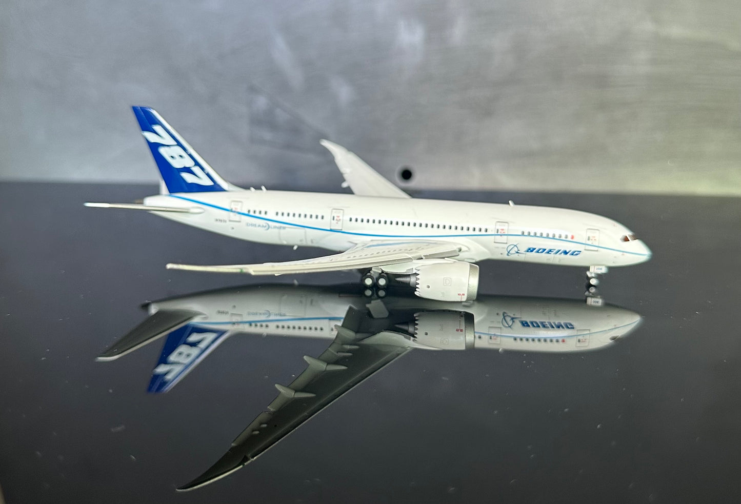 1:400 Boeing House Colors B787-8 Dreamliner  JC Wings