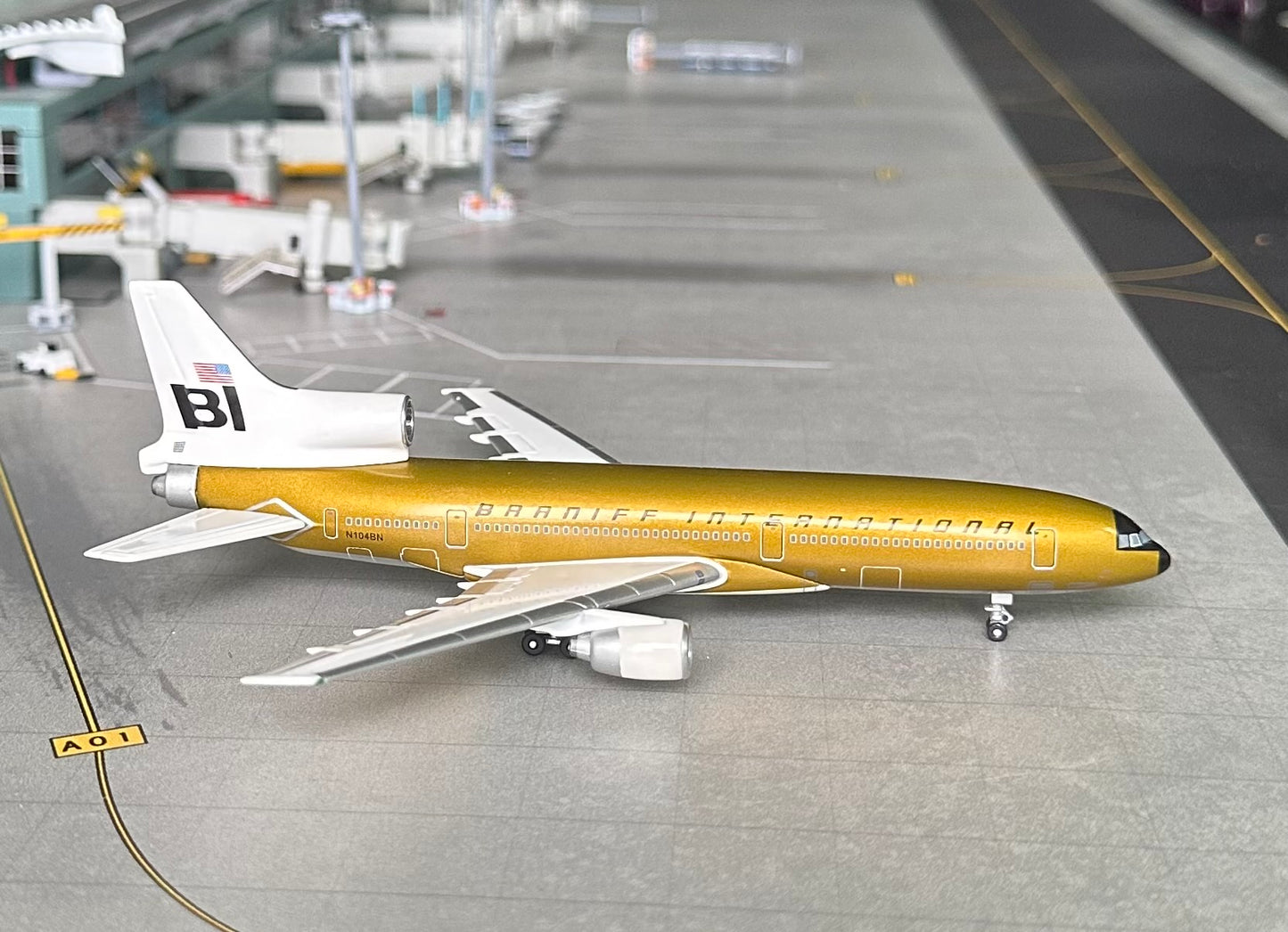 1:400 Braniff International Lockheed L-1011 Tristar Gold* Jet X