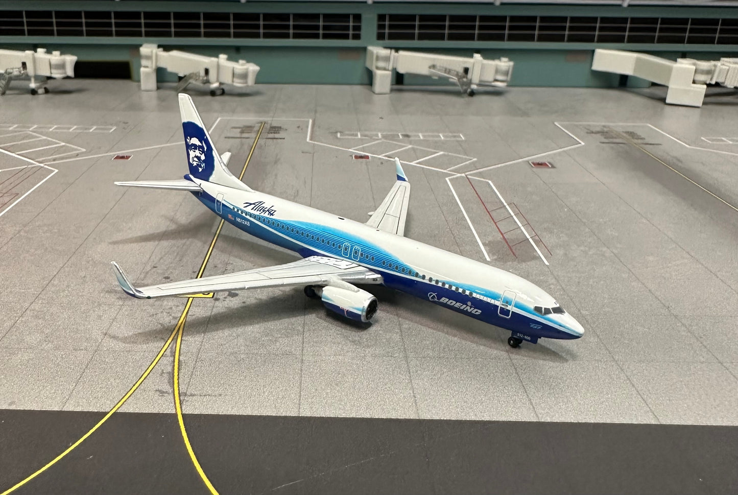 1:400 Alaska Airlines B737-800 Gemini Jets Damaged Box**