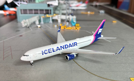 1:400 Icelandair B767-300ER Phoenix Models