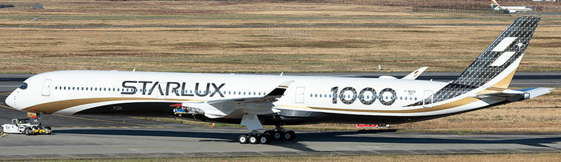 Pre-order 1:400 Starlux Airlines A350-1000 “Carbon Fiber” Aviation 400