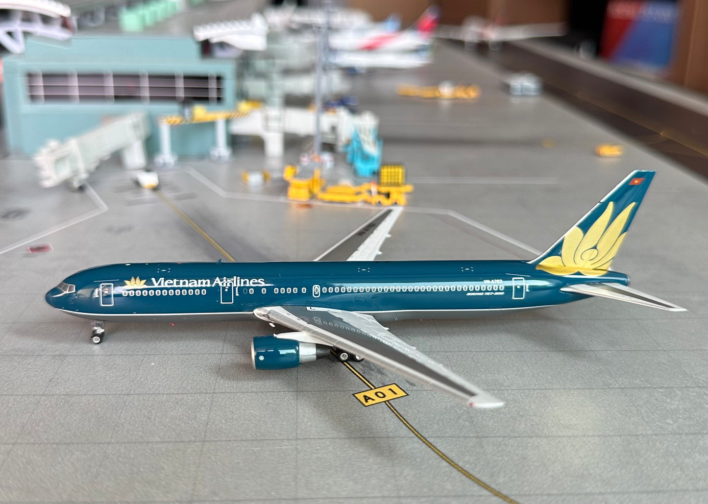 1:400 Vietnam Airlines B767-300ER Phoenix Models