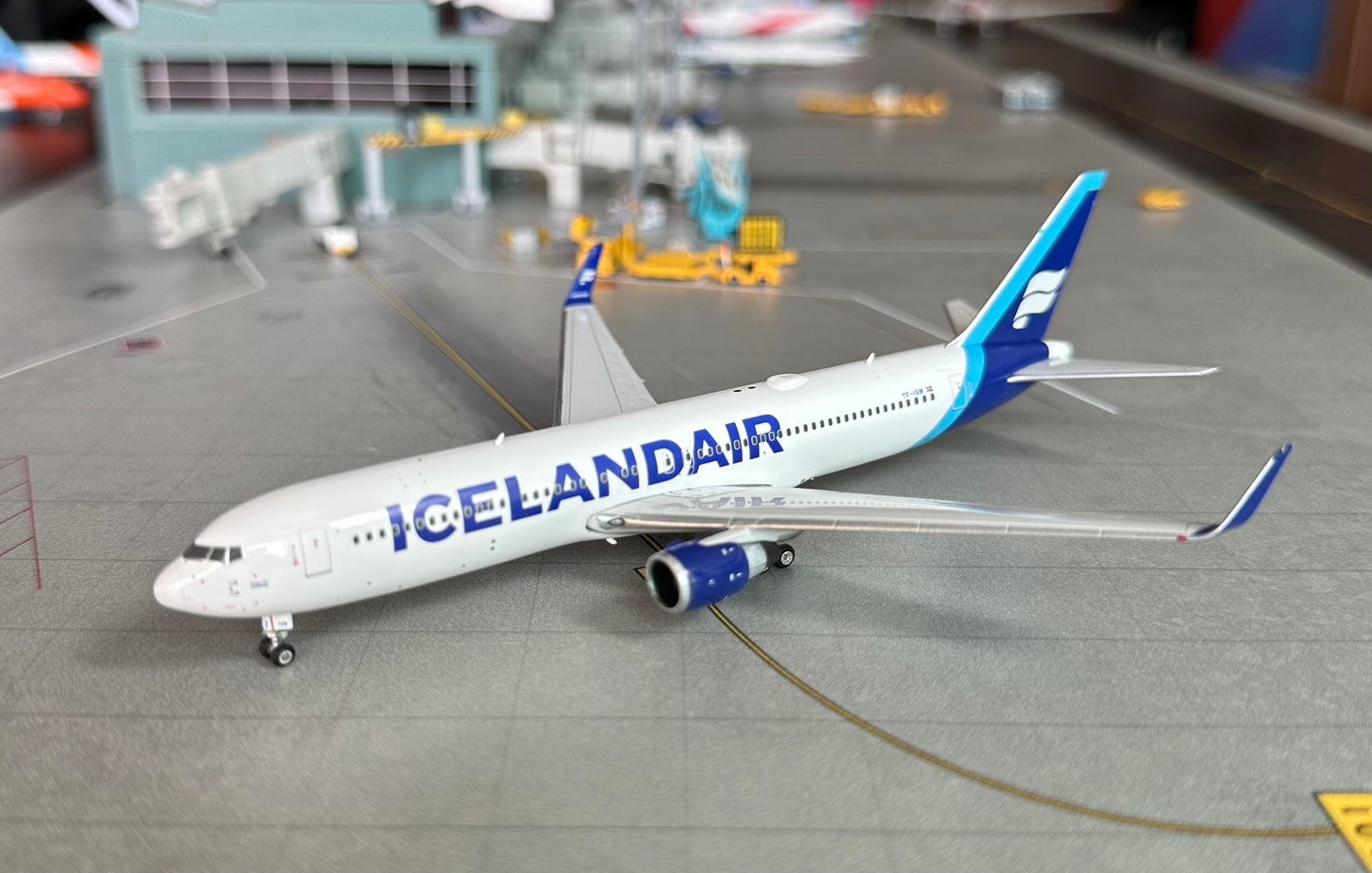 1:400 Icelandair B767-300ER Phoenix Models