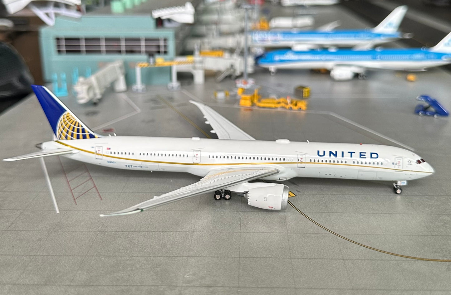 1:400 United Airlines B787-10 Dreamliner New magnetic detachable landing gear Aviation 400