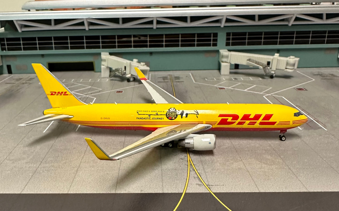 1:400 DHL B767-300ER Phoenix Models