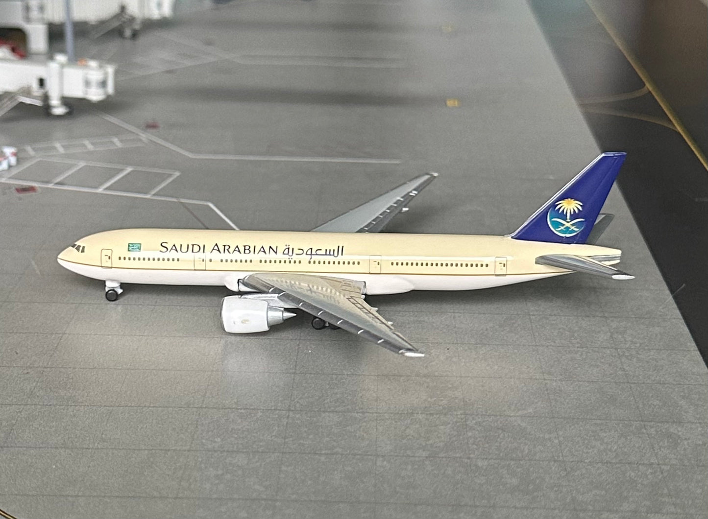 1:500 Saudi Arabian Airlines B777-200 Herpa Wings