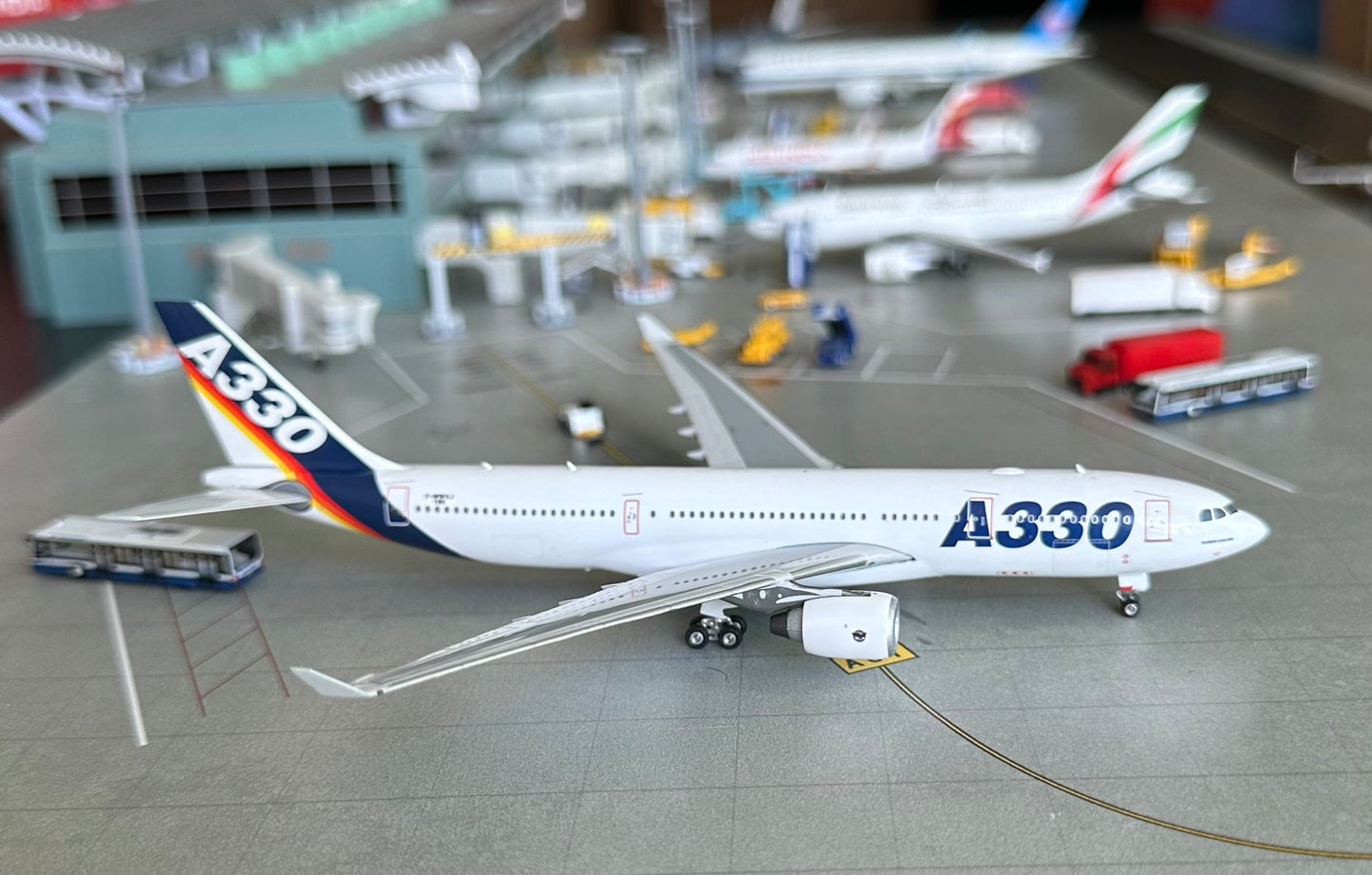 1:400 Airbus Industries A330-200 "House Colors" Phoenix Models