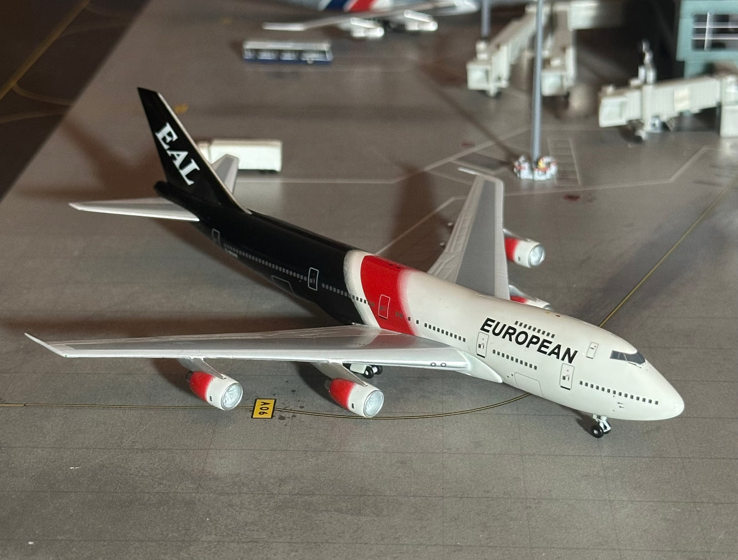 1:400 EAL European B747-200 (Red) AeroClassics