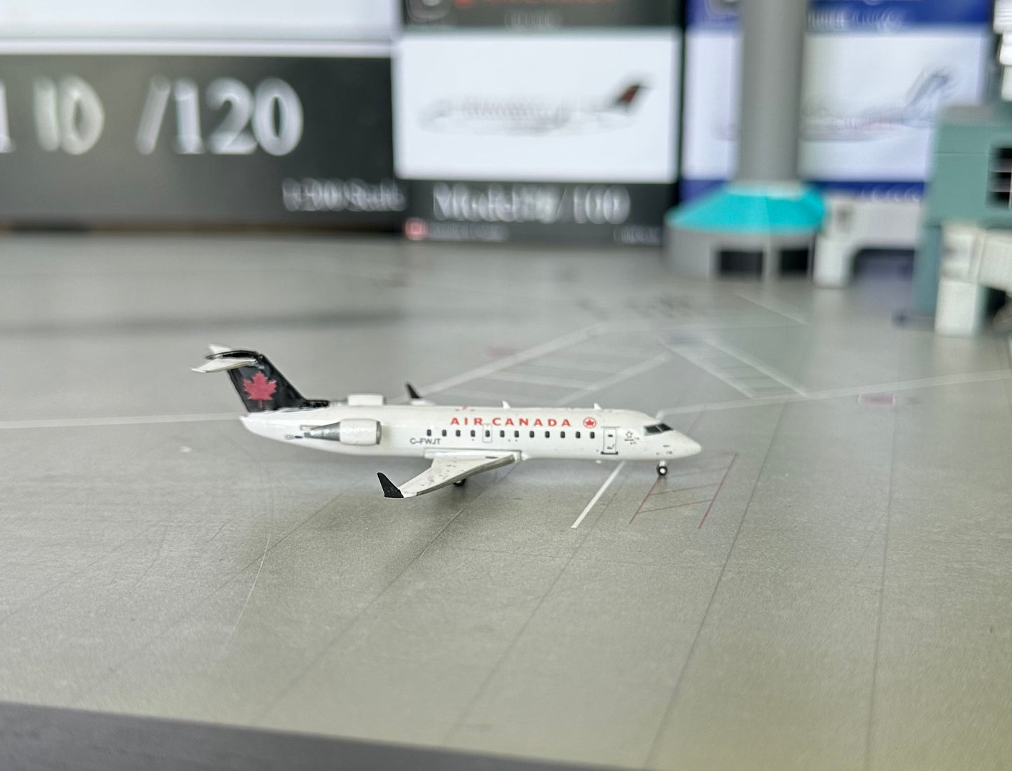 1:400 Air Canada CRJ-200 (2000s colours) C-FWJT 3D Design Deck