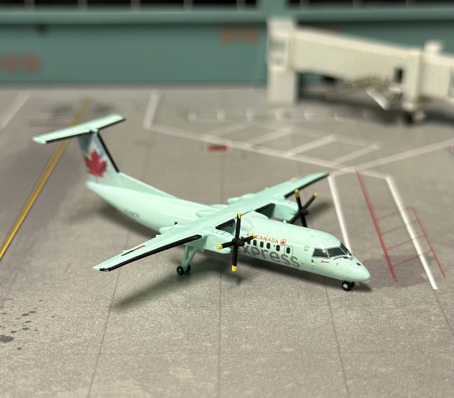 1:400 Air Canada Express Dash 8 Q300 C-GKTA 3D Design Deck