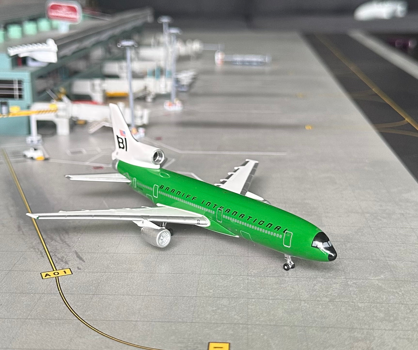 1:400 Braniff International Lockheed L-1011 Tristar Dark Green* Jet X