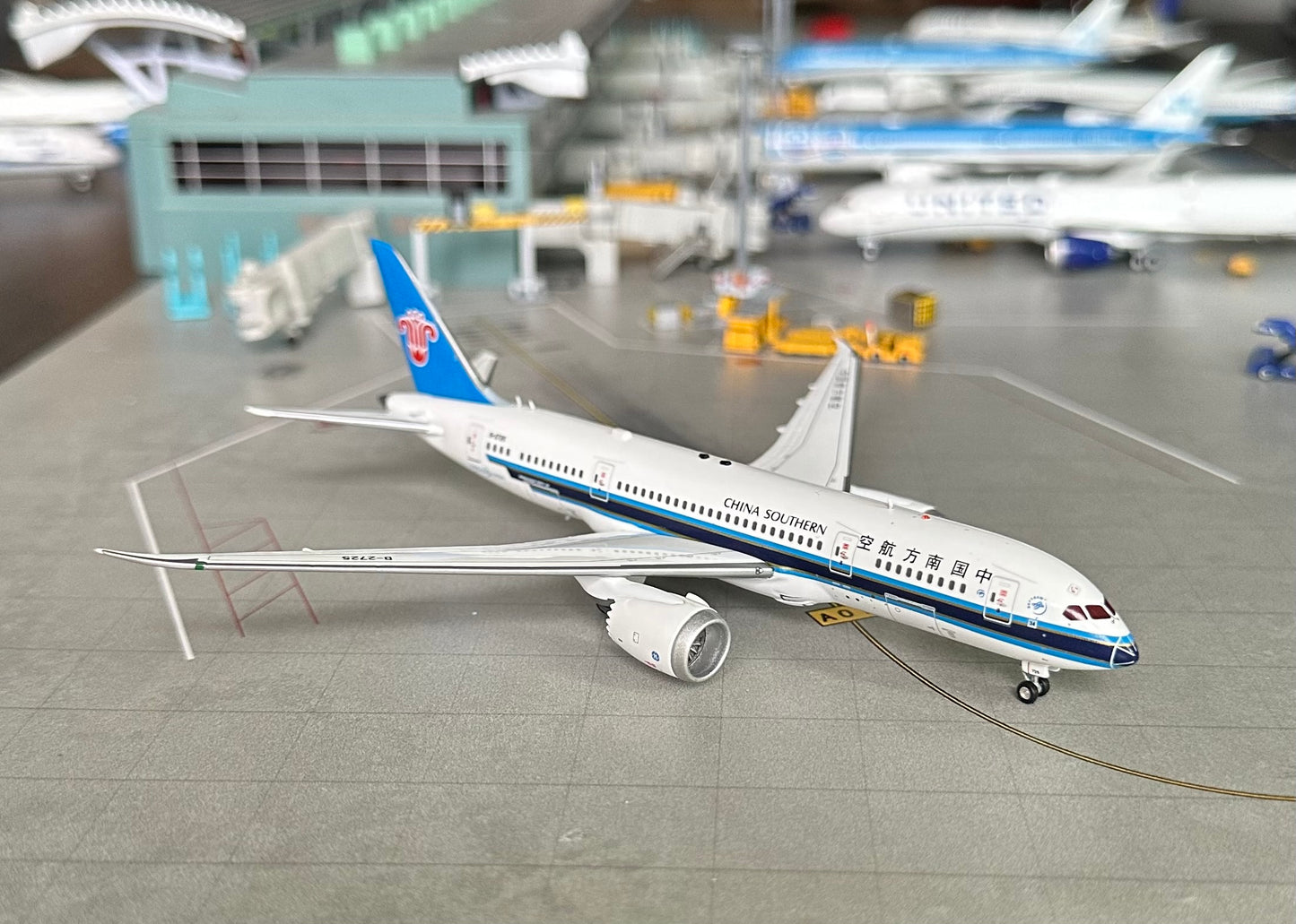 1:400 China Southern Airlines Boeing 787-8 Dreamliner detachable gear Aviation 400