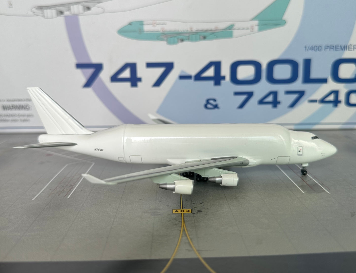 1:400 Boeing Cororation B747-400LCF & B747-400 Twin Pack Dragon Wings